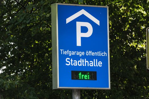 Road sign, information sign with inscription in German "Parking garage"