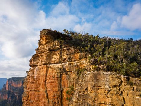 Views up along Burramoko Head and Balzer Lookout showing its sheer sandstone cliff edges and unfenced views into the Grose Valley