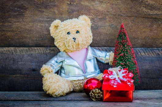 teddy bear and gift on wooden background