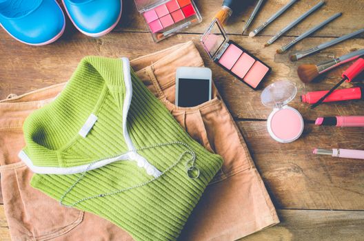 Equipment tour of the girl, shirts, skirts, cosmetics, accessories, make-up, the shoes, the smart phone, ready to travel.