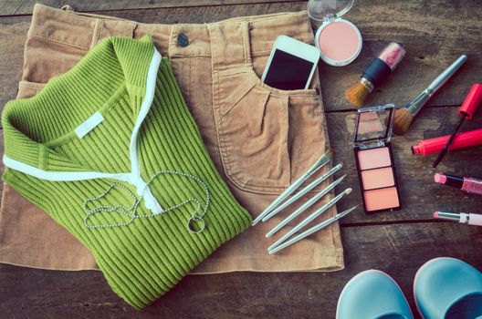 Equipment tour of the girl, shirts, skirts, cosmetics, accessories, make-up, the shoes, the smart phone, ready to travel.