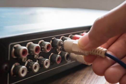 Hand holding (AV cable), connect to the focus.Audio and video cinch connector