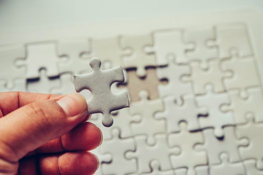 Handle a piece of white puzzles that are about to drop to get a complete worksheet - An attempt to succeed.