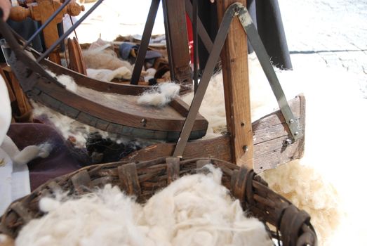 Ancient way to spin wool