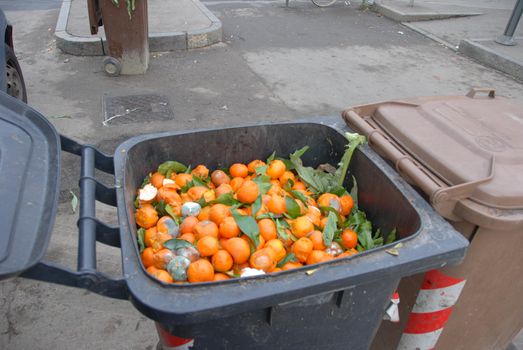 A bin with waste with food waste at the market