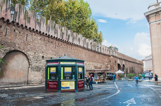 Mur d'enceinte sur la place Saint-Pierre de Rome au Vatican en Italie