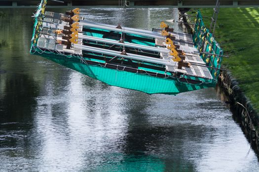 The supporting framework of the Wuppertaler suspension railway consists of a steel framework with inclined supports and suspended steel bridges so-called Rieppelträger. 