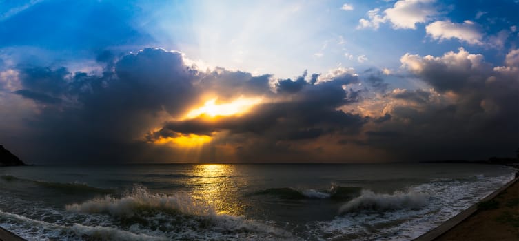 Panoramic sunset with fluffy clouds in the twilight sky,Sunlight with dramatic cloud over sea