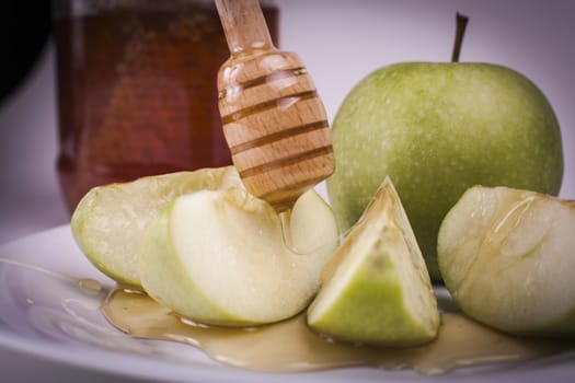 Traditional Jewish new year food honey and apple