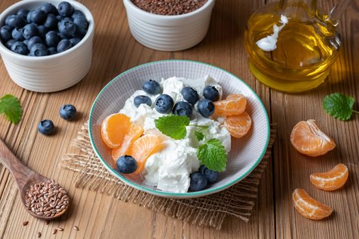 Cottage cheese with flax seed oil and fresh blueberries