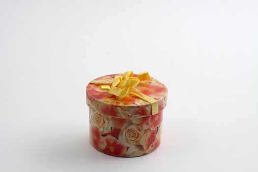pick flower pattern gift ring box with yellow ribbon