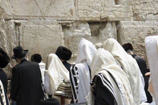 group of people prayn at the western wall in jerusalem