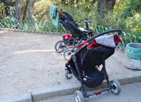 Two empty strollers are standing in the Park.