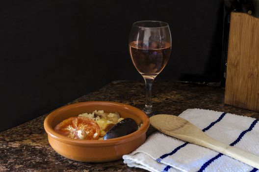 Baked Valencian rice accompanied by local wine