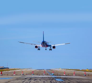 Airplane landing to runway