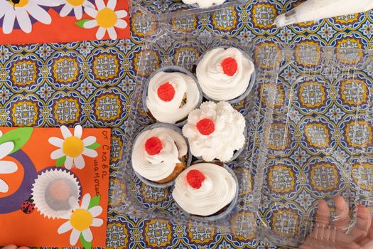 Children learn to cook cupcakes with cream. Make a holiday card for mom. March 8.