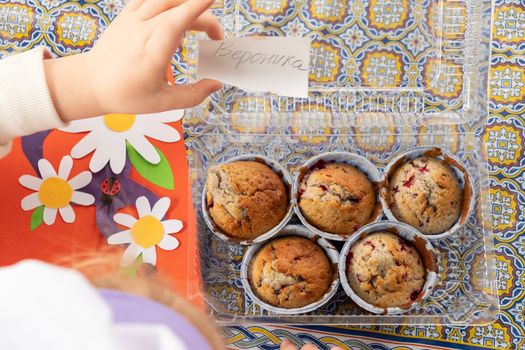 Children learn to cook cupcakes with cream. Make a holiday card for mom. March 8.