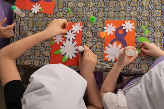 Children learn to cook cupcakes with cream. Make a holiday card for mom. March 8.