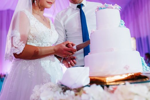 wedding cake at the wedding of the newlyweds