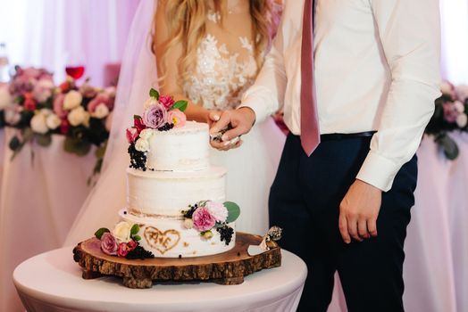 wedding cake at the wedding of the newlyweds