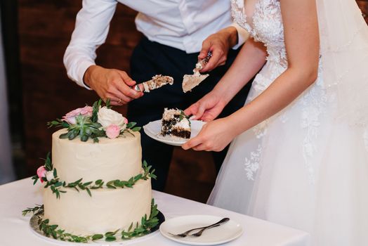 wedding cake at the wedding of the newlyweds