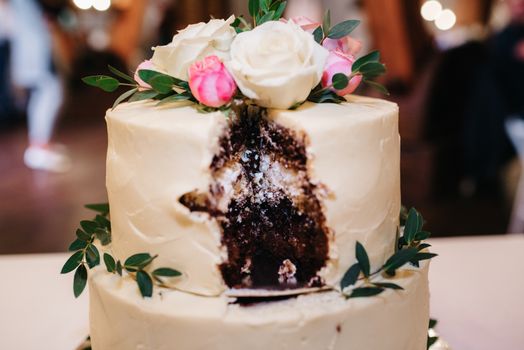 wedding cake at the wedding of the newlyweds