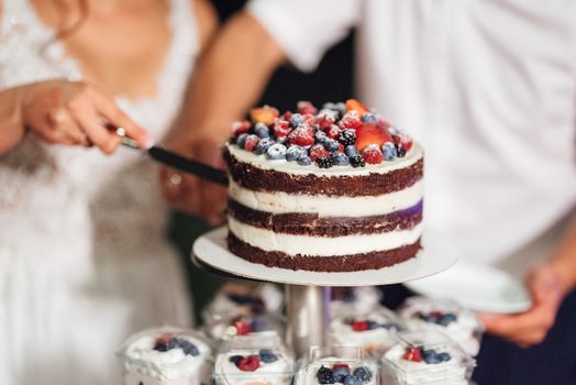 wedding cake at the wedding of the newlyweds