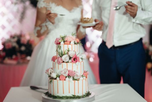 wedding cake at the wedding of the newlyweds