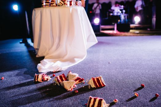 wedding cake at the wedding of the newlyweds