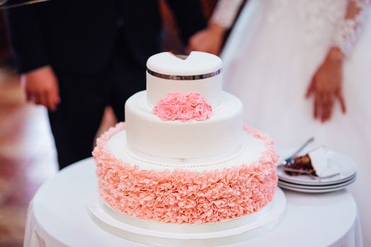 wedding cake at the wedding of the newlyweds