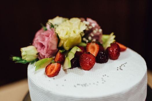 wedding cake at the wedding of the newlyweds