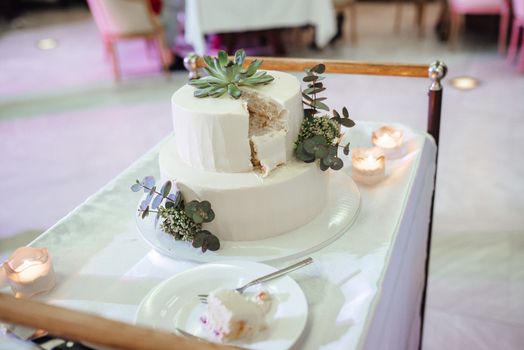 wedding cake at the wedding of the newlyweds