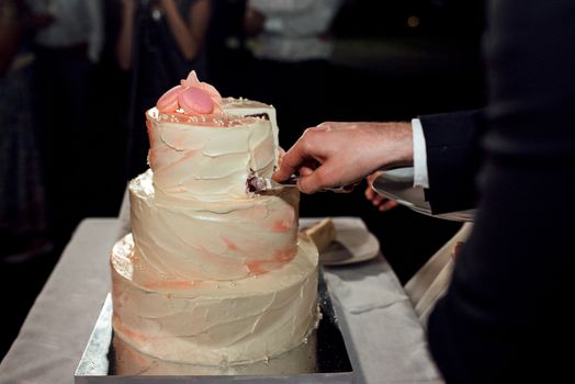 wedding cake at the wedding of the newlyweds