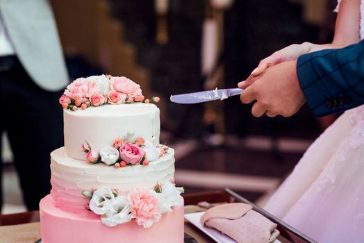 wedding cake at the wedding of the newlyweds