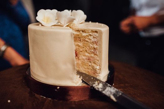 wedding cake at the wedding of the newlyweds