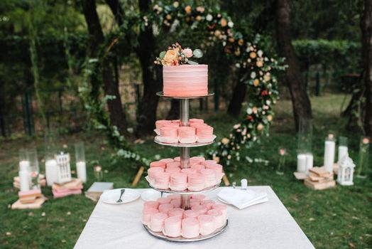 wedding cake at the wedding of the newlyweds