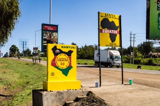 KENYA, NANYUKI - 30 décembre 2018:Equator line road sign in Nanyuki city