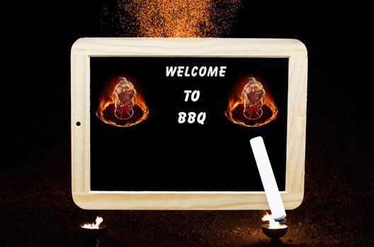 Schild mit Aufschrift in Englisch - Willkommen zur Grillparty 

