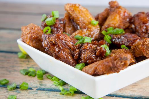 Lemon tantalising chicken wings in square bowl 