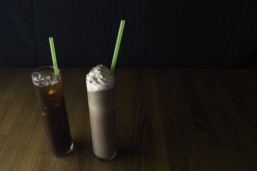 the service desk with a glass of iced tea and placed a glass of cold chocolate and green pipette