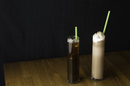 the service desk with a glass of iced tea and placed a glass of cold chocolate green pipette