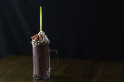 the service desk with a glass of iced tea and placed a glass of cold chocolate