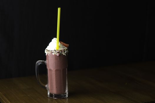 the service desk with a glass of iced tea and placed a glass of cold chocolate