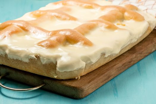 Freshly made homemade apple pie with cream of sour cream and sugar on cutting board - photo, image.