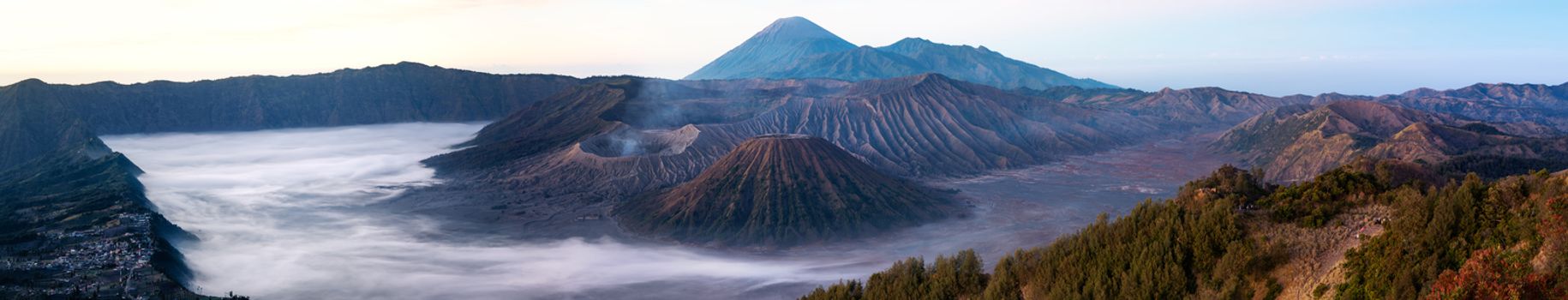 The sunrise of the Bromo volcano, Shot in Java, indunesia, the beautiful sunrise