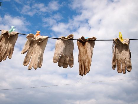 work gloves to dry after use, in the open air