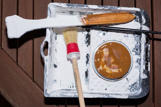 Materials for painting wood, ready to clean