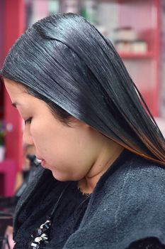 Coloring hair in beauty salon