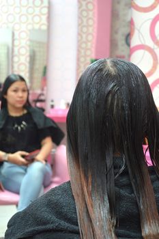 Coloring hair in beauty salon
