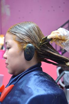 Coloring hair in beauty salon